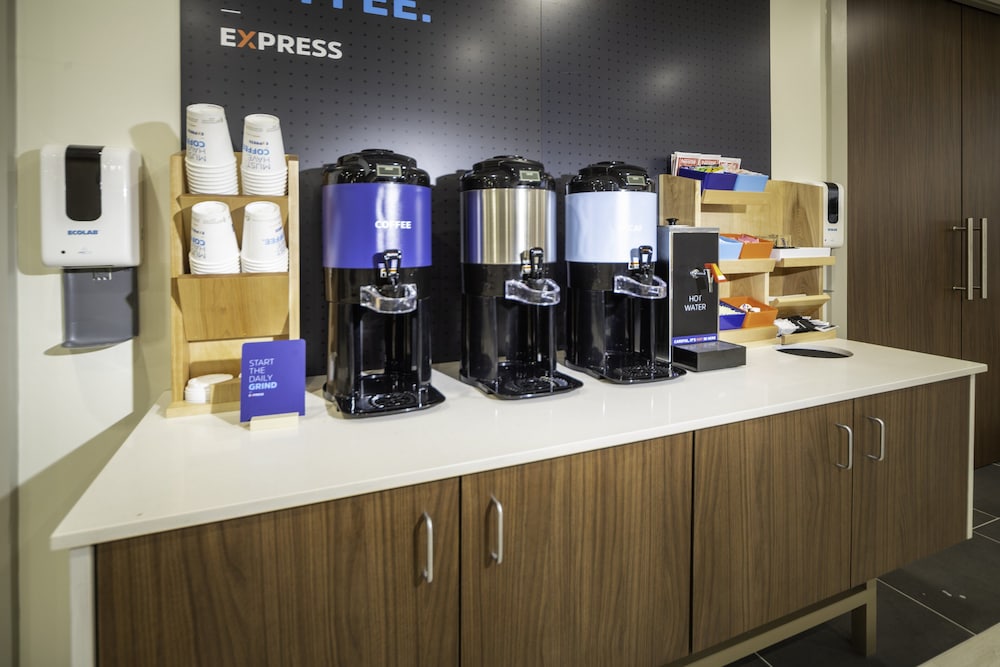 Holiday Inn Express & Suites Fort Myers Airport by IHG - photo 34