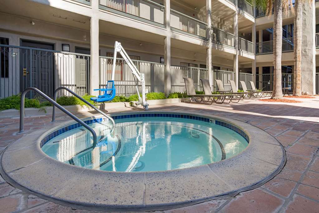 La Quinta Inn & Suites by Wyndham Orange County Airport - photo 9
