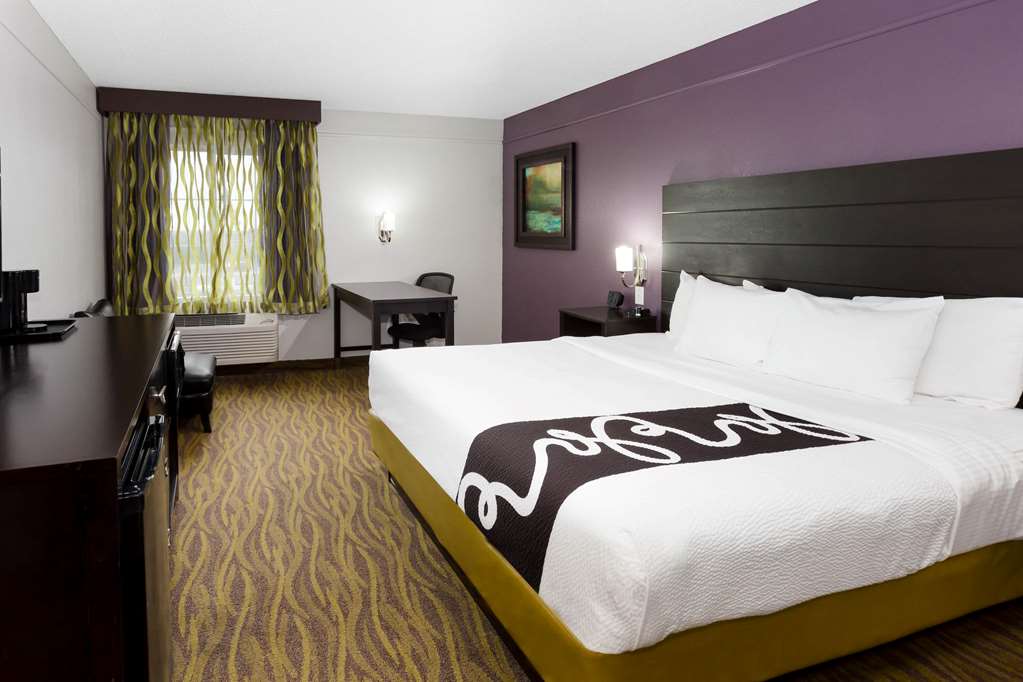 La Quinta Inn & Suites by Wyndham Laredo Airport - photo 28
