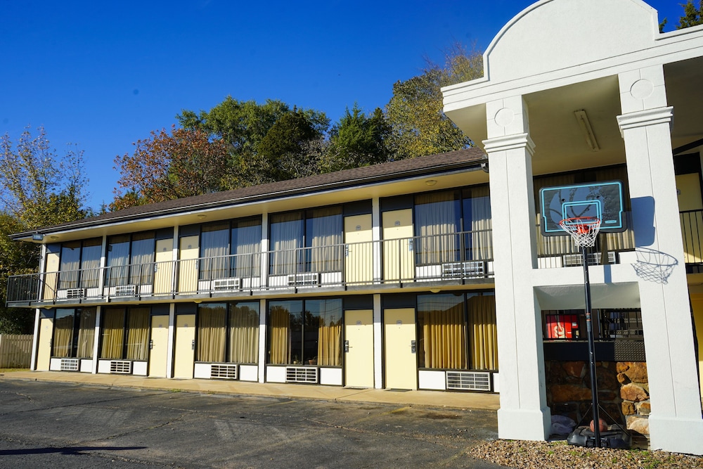 Sunset Inn Clarksville - photo 49