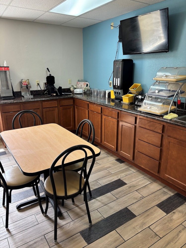 Days Inn by Wyndham West Branch Iowa City Area - photo 27