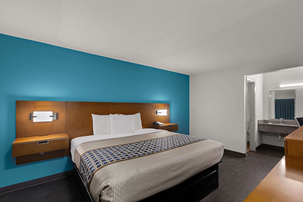 Econo Lodge Commerce - photo 22