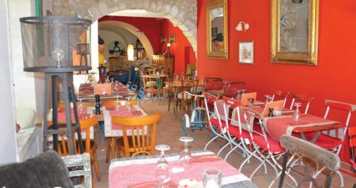 Le Petit Cafe — hotel in Oppede Le Vieux