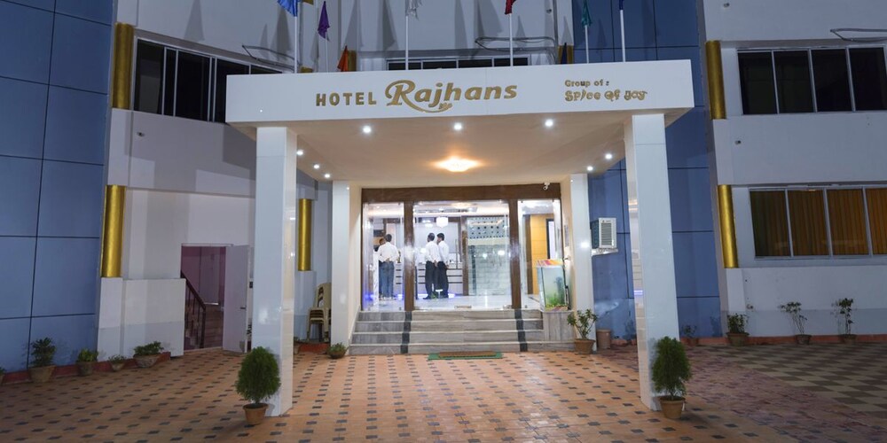 Rajhans Hotel and Resort — hotel in Diamond Harbour