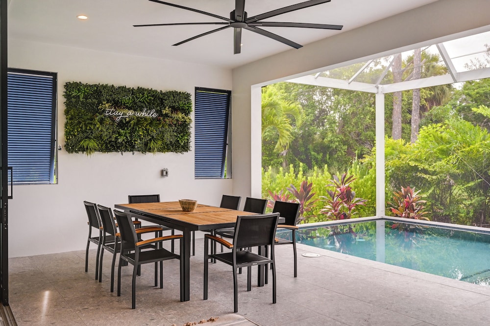 Contemporary Naples Home with Outdoor Kitchen and Pool — 4-Star Luxury Hotel in Naples, United States