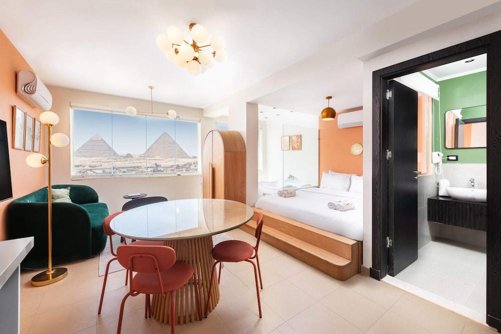 Jacuzzi Studio By The Historic Pyramids Apt4 — 4-Star Luxury Hotel in Cairo, Egypt