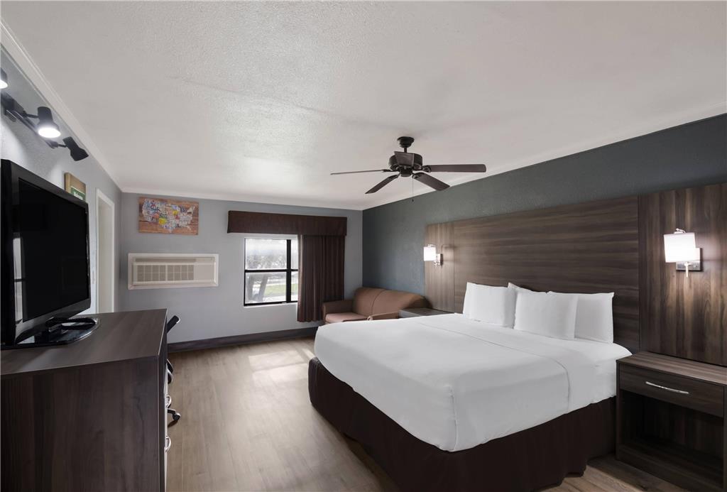 Econo Lodge Austin North near The Domain - photo 22