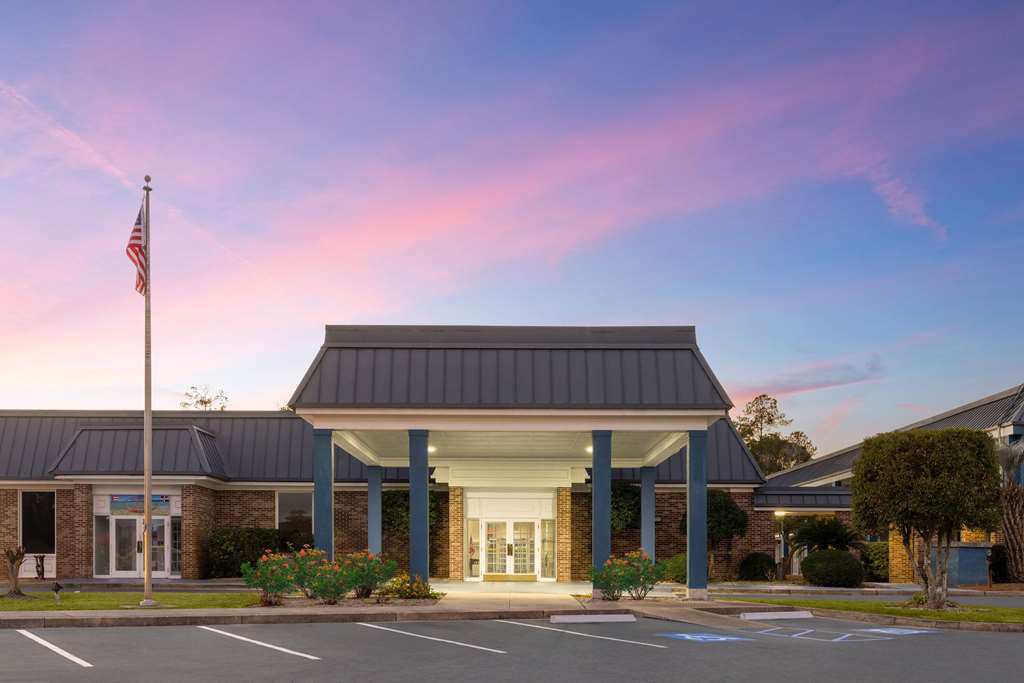 Days Inn by Wyndham Hinesville Near Fort Stewart - photo 4