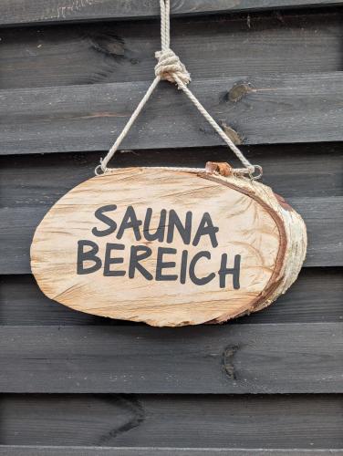 Hellaberg IV Ferienhaus am Waldrand mit Sauna & großer Terrasse — hotel in Langenbach