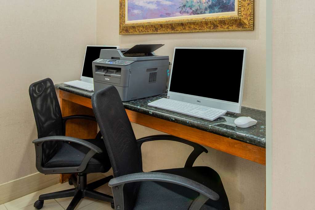 La Quinta Inn & Suites by Wyndham Gainesville - photo 30