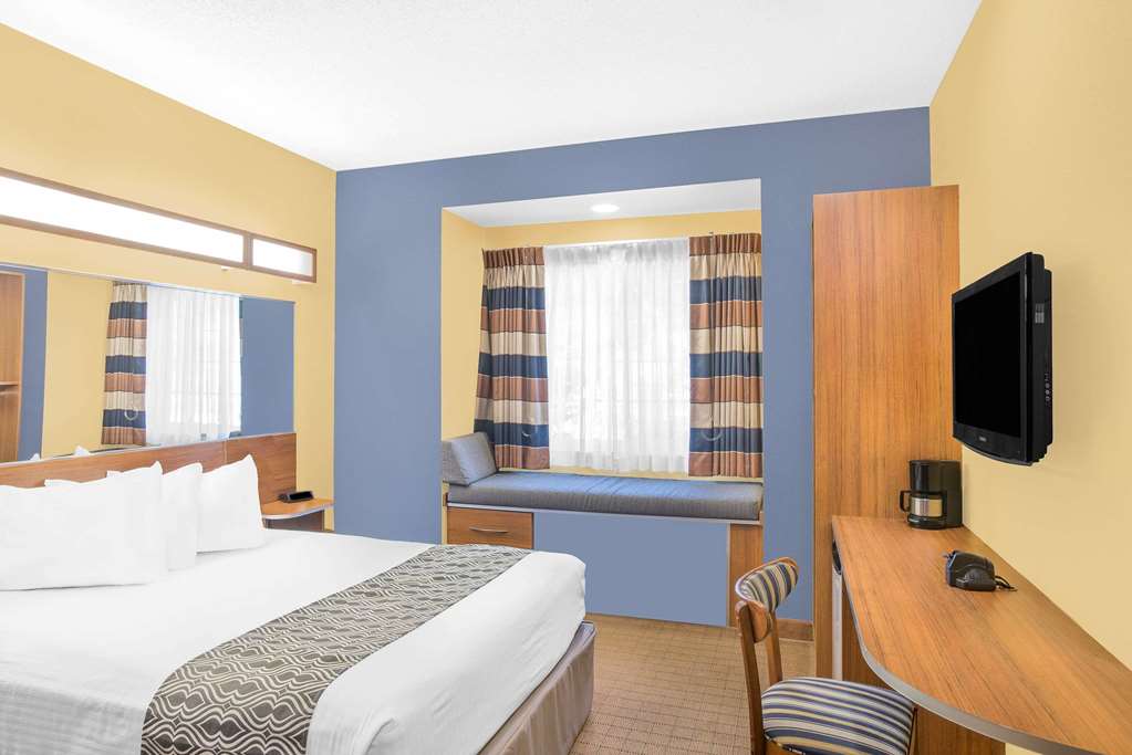 Microtel Inn & Suites by Wyndham Chili Rochester Airport - photo 8