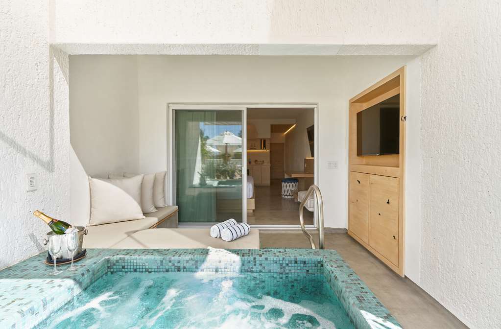 Poolside Suite Single with Jacuzzi Bahia Hotel & Beach House