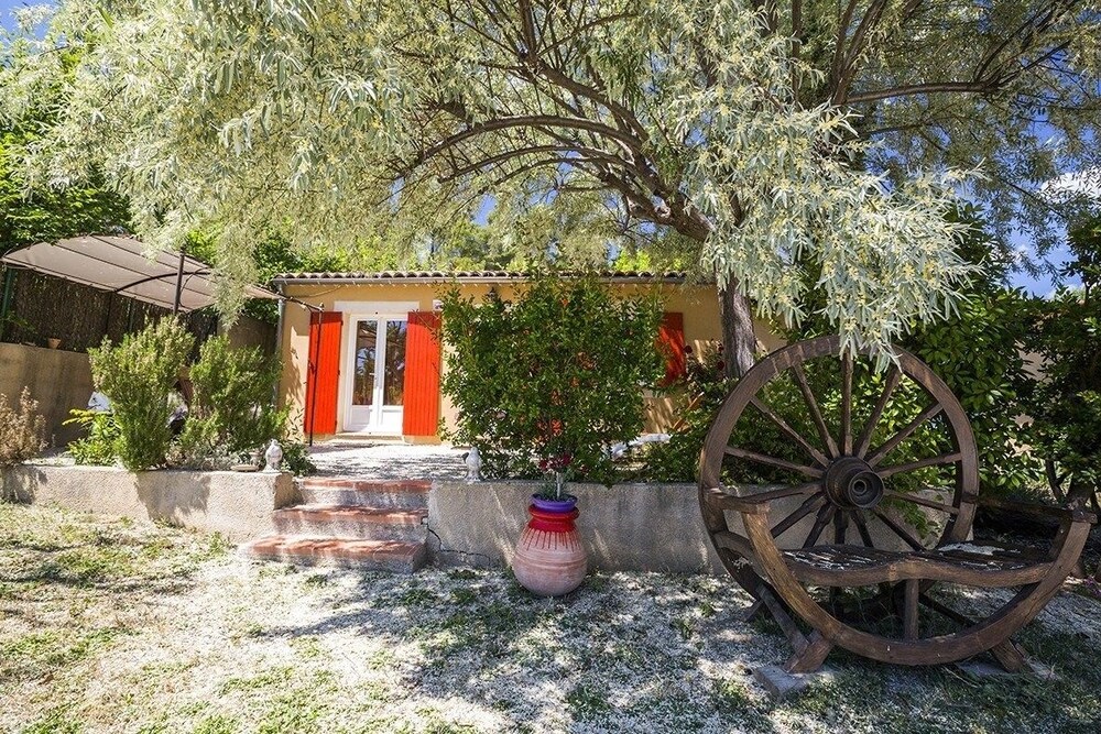 Domaine Lou Amì — 4-Star Luxury Hotel in Villelaure, France