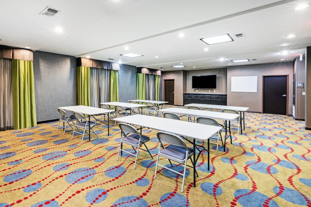 Holiday Inn Express & Suites Floresville by IHG - photo 37