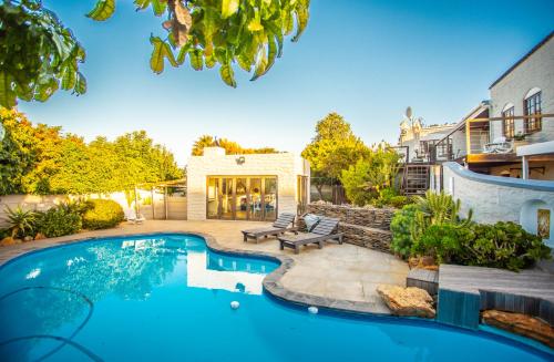 Villa Luisa: Sun filled hidden gem with Pool.