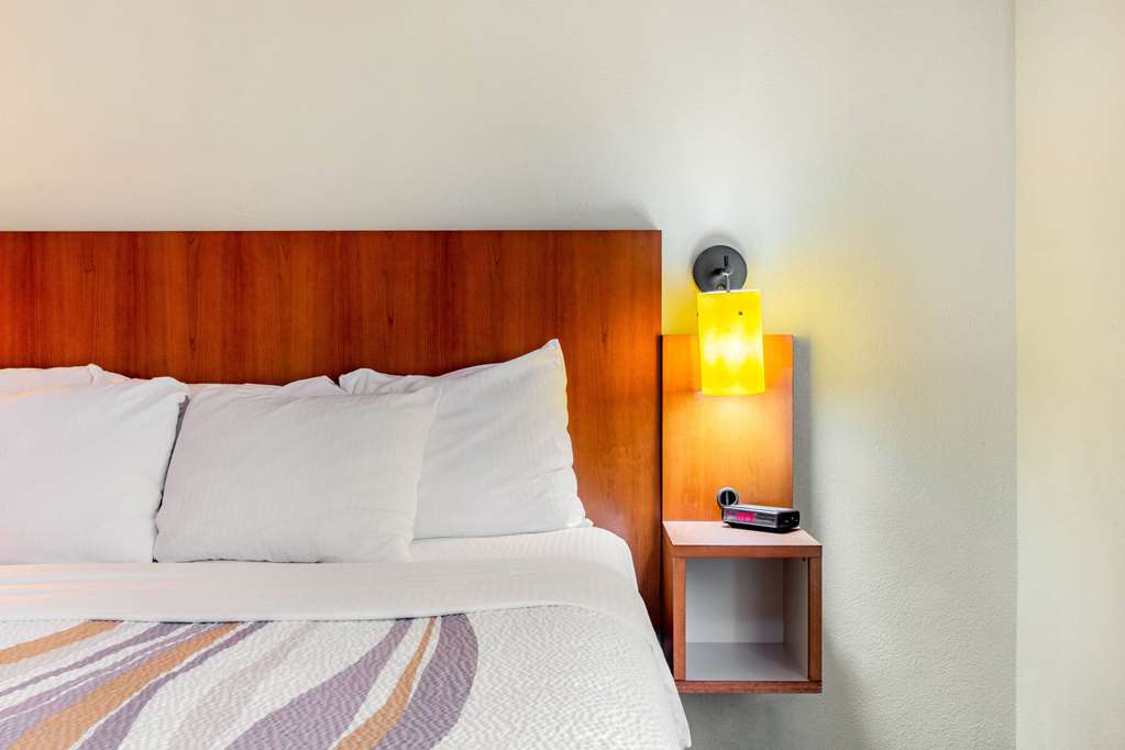 La Quinta Inn & Suites by Wyndham Raleigh Durham Southpoint - photo 30