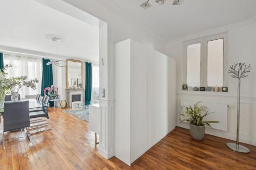 A lAcgance parisienne prA s des Champs A lysAces — 4-Star Luxury Hotel in Paris, France