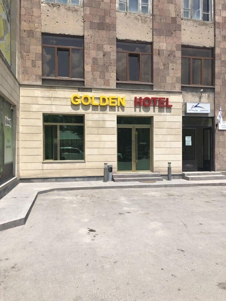 Golden Hotel — Vardenis