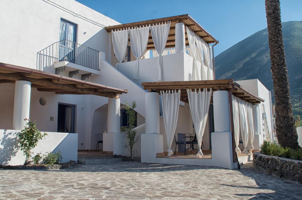 Le sette perle - carbon neutral hotel in Malfa