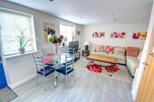 Hotties House Two Bed Cottage Dog Friendly & Off Street Parking