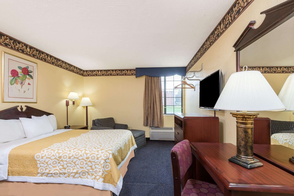Days Inn & Suites by Wyndham Youngstown Girard Ohio - photo 13