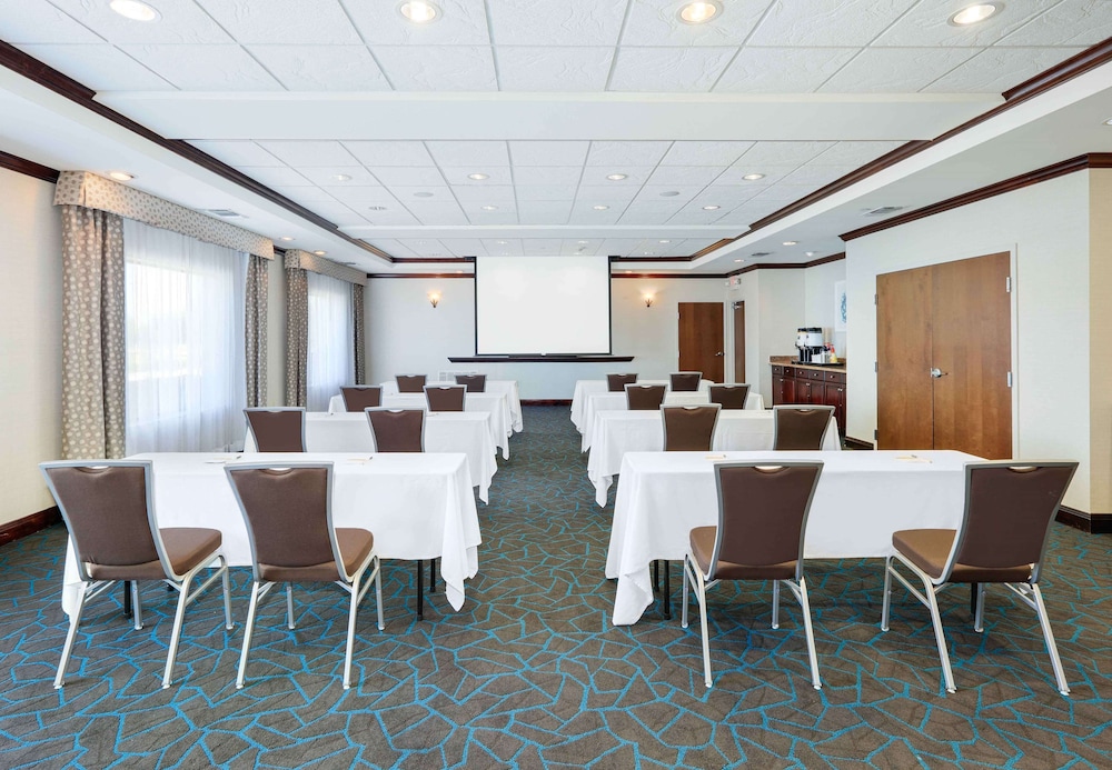 Hampton Inn & Suites Dallas Arlington South - photo 36