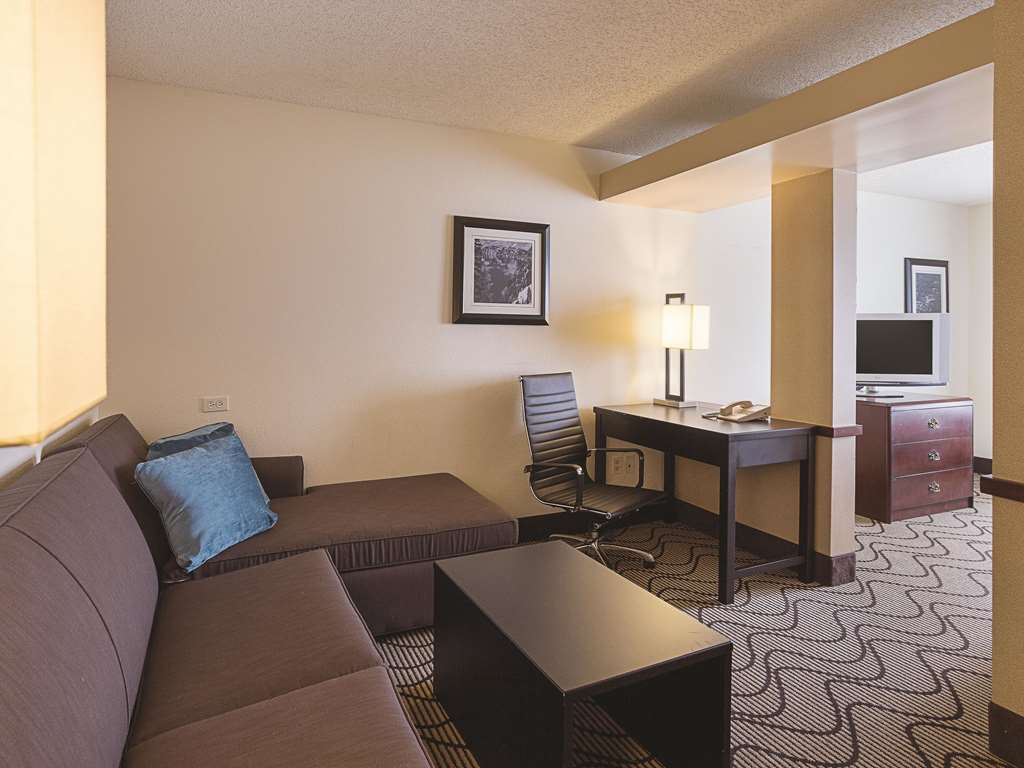 La Quinta Inn & Suites by Wyndham Central Point Medford - photo 30