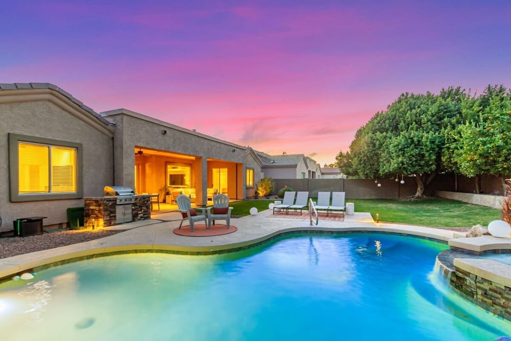 The Dreaming Tree Sleeps 10 Pool Spa Firepit BBQ - last minute hotel in Phoenix