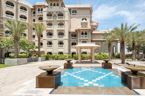 Spacious 2 bedroom beachfront apartment with pool — 5-Star Luxury Hotel in Dubai, United Arab Emirates