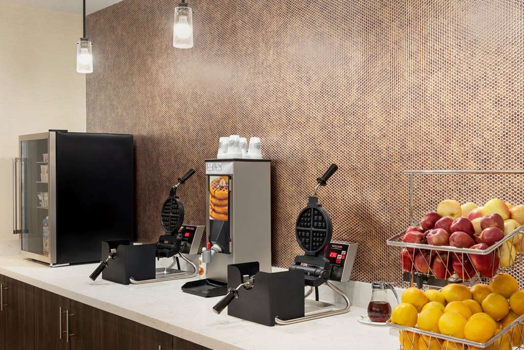 La Quinta Inn & Suites by Wyndham Clovis CA - photo 16