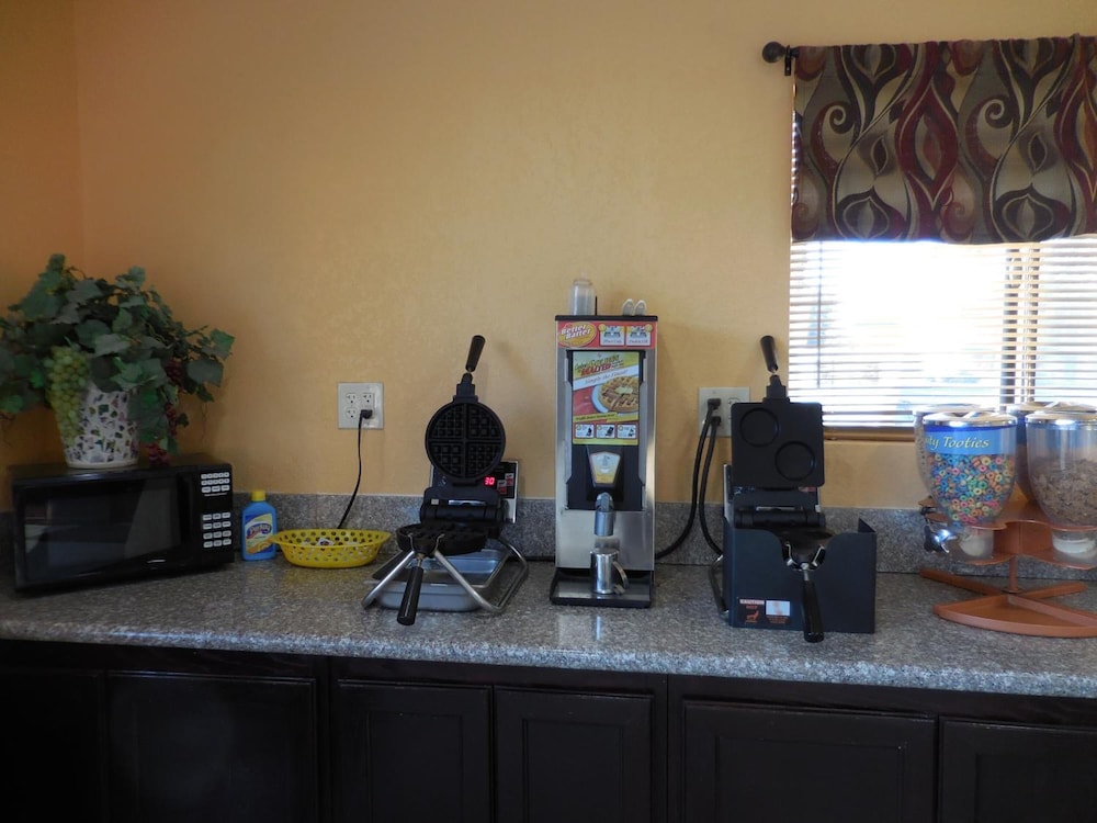 Best Economy Inn n Suites - photo 26
