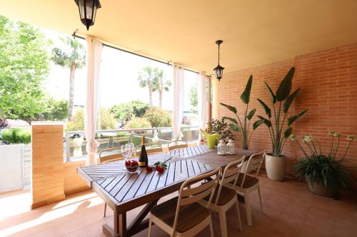 Maravilloso Adosado Para 8 En Entorno Privilegiado by Hometels — hotel in Canet D'en Berenguer