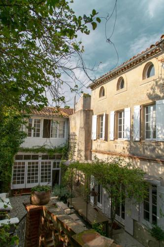 Camellas Lloret in Montreal, France