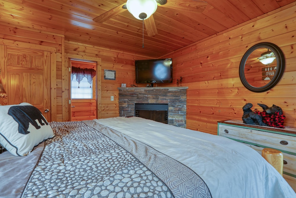 Kissing Retreat #269 — 4-Star Luxury Hotel in Sevierville, United States
