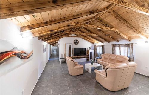 Cozy Home In Ugljane With Wifi — Trilj — photo 4