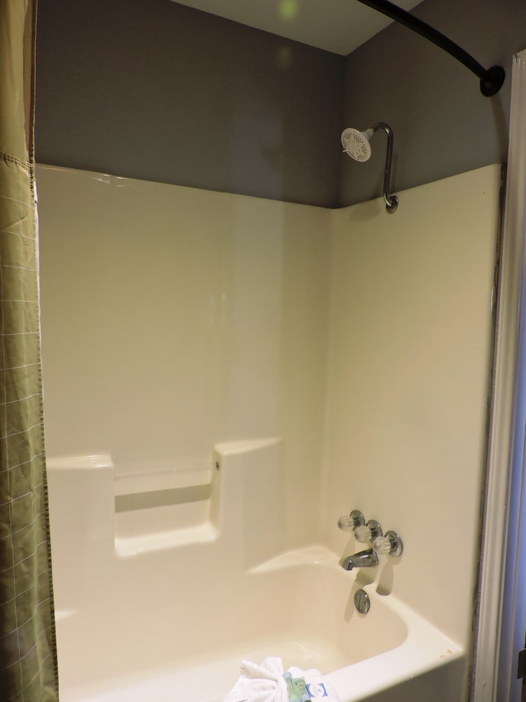 Riata Inn Crystal City - photo 13