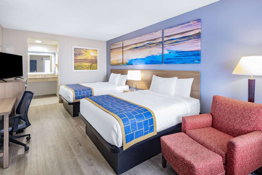 Days Inn & Suites by Wyndham Savannah Midtown - photo 19