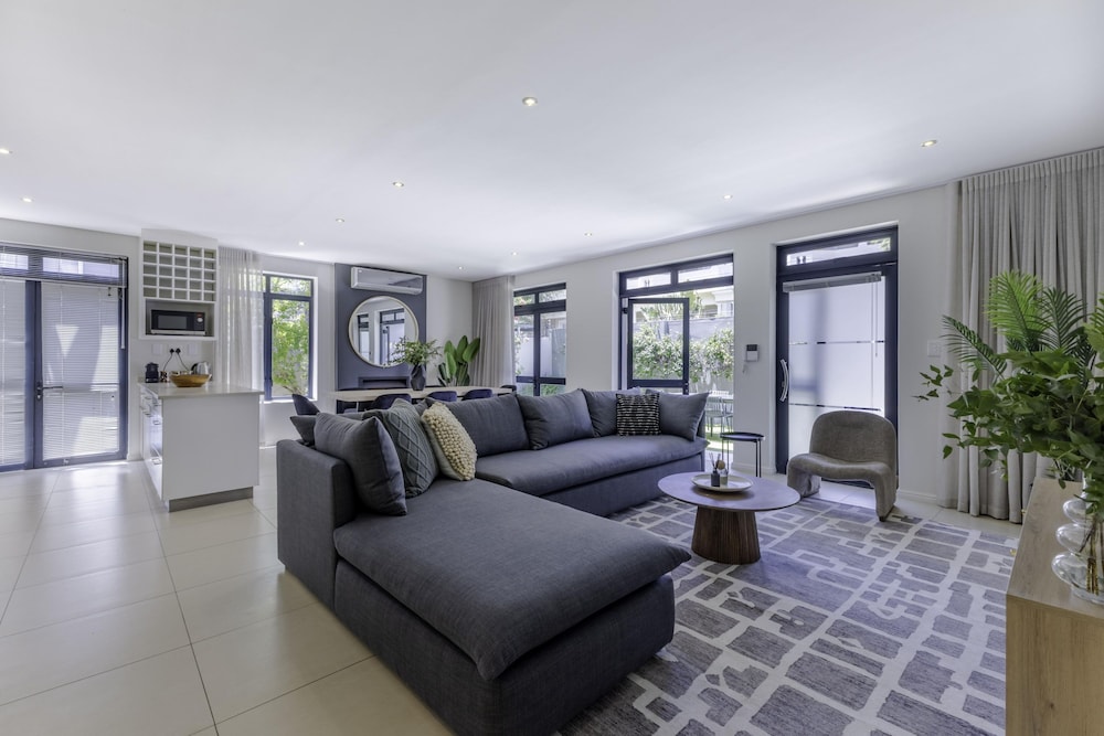 Newly Renovated 3 bed Apartment With Splashpool 2283