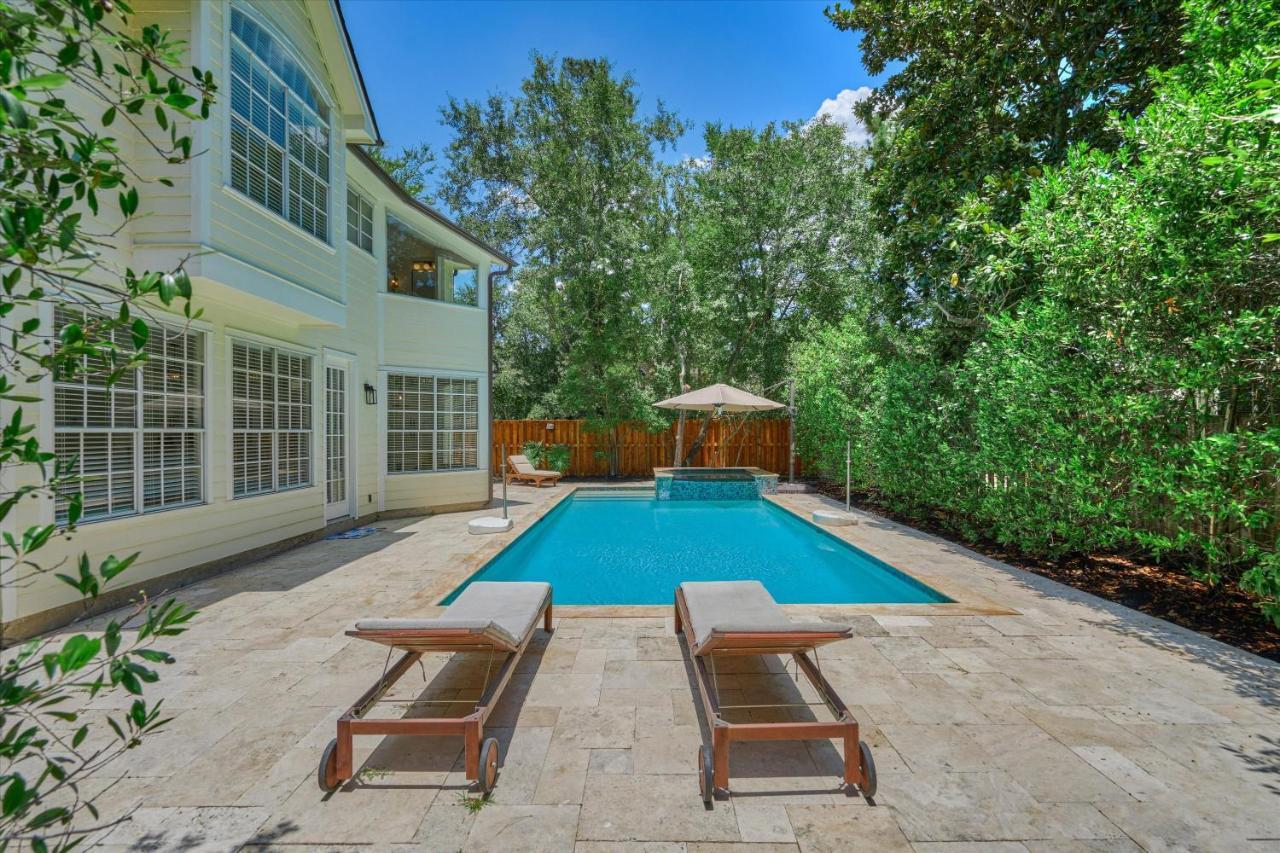 Woodlands Contemporary 4BR3Bath with heated Pool and Spa — hotel in The Woodlands