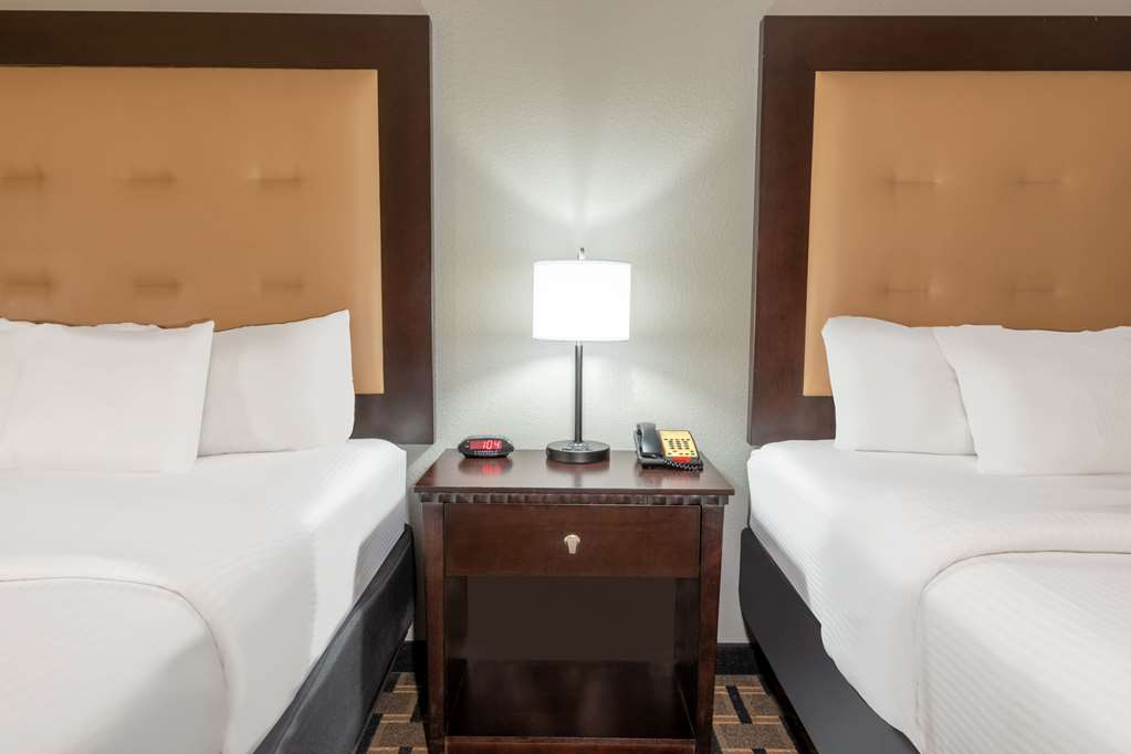 La Quinta Inn & Suites by Wyndham Mt. Pleasant - photo 13