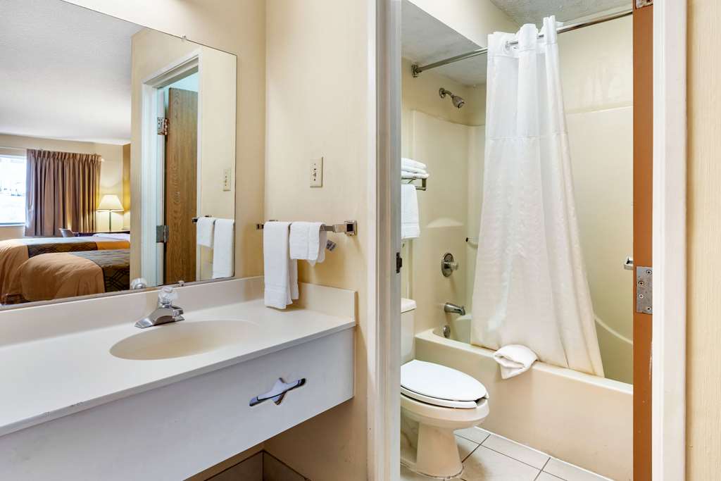 Econo Lodge Inn & Suites Southeast - photo 23