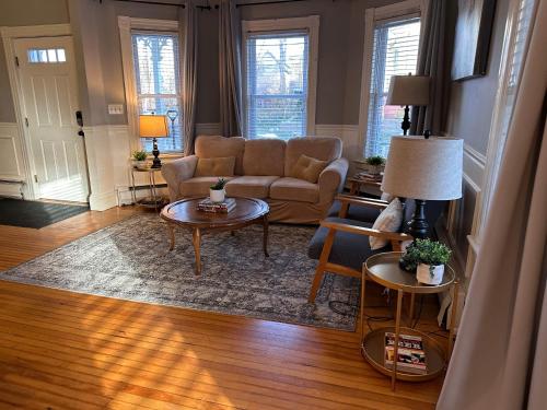 Large 4Bd 2Bath Victorian Home Near Downtown Worcester — Worcester — photo 4