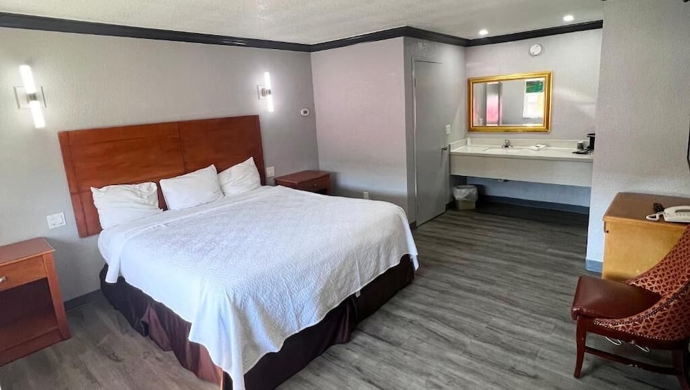 Anchorage Inn Lakeport - photo 8
