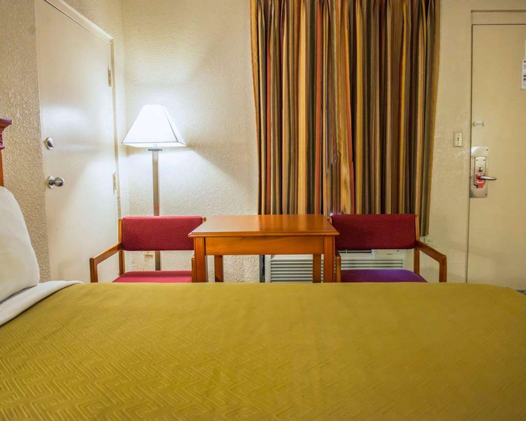 Econo Lodge Panama City St. Andrews - photo 13
