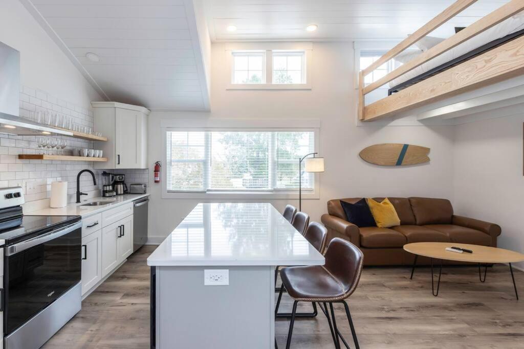 Ocean Lofts in the Vibe #8 5 min walk to beach — 4-Star Luxury Hotel in Virginia Beach, United States