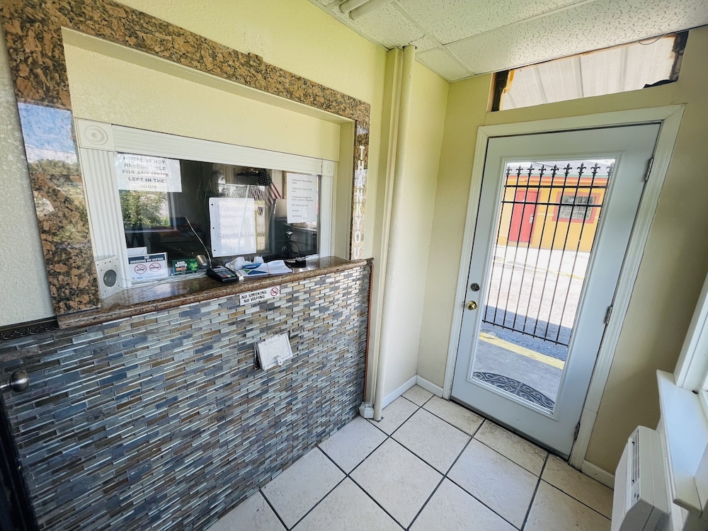 Royal Palms Motel & RV Park - photo 2