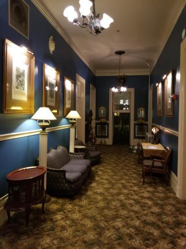 The Columns Hotel - photo 9
