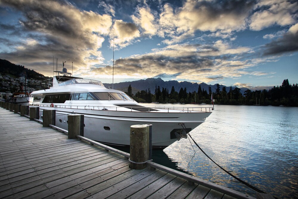 Pacific Jemm Luxury Super Yacht — 4-Star Luxury Hotel in Queenstown, New Zealand