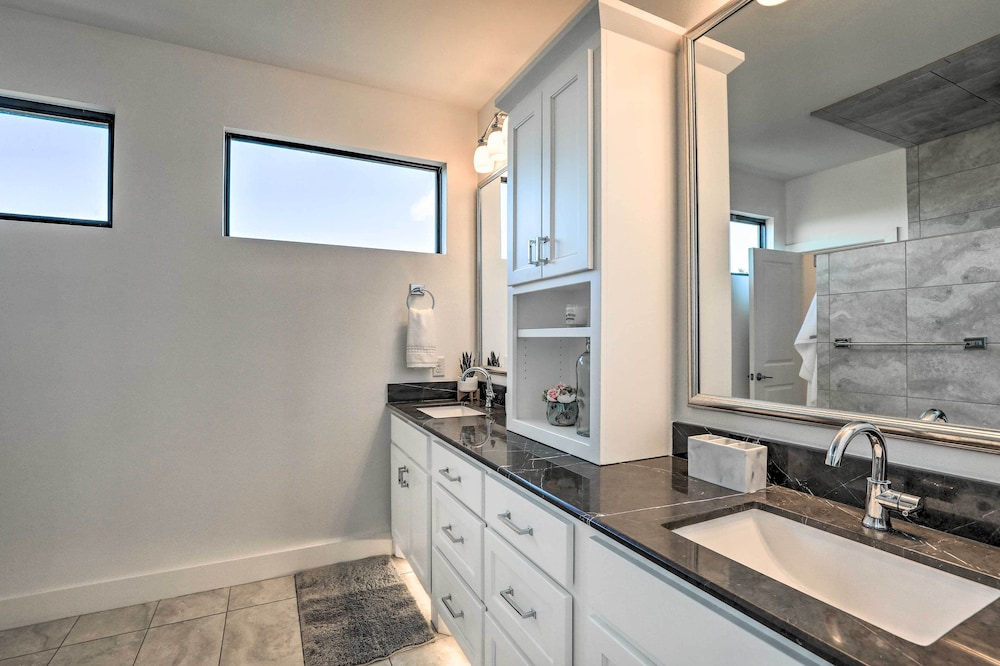 Modern Lakeview Hilltop Retreat with Game Garage in Granbury, United States