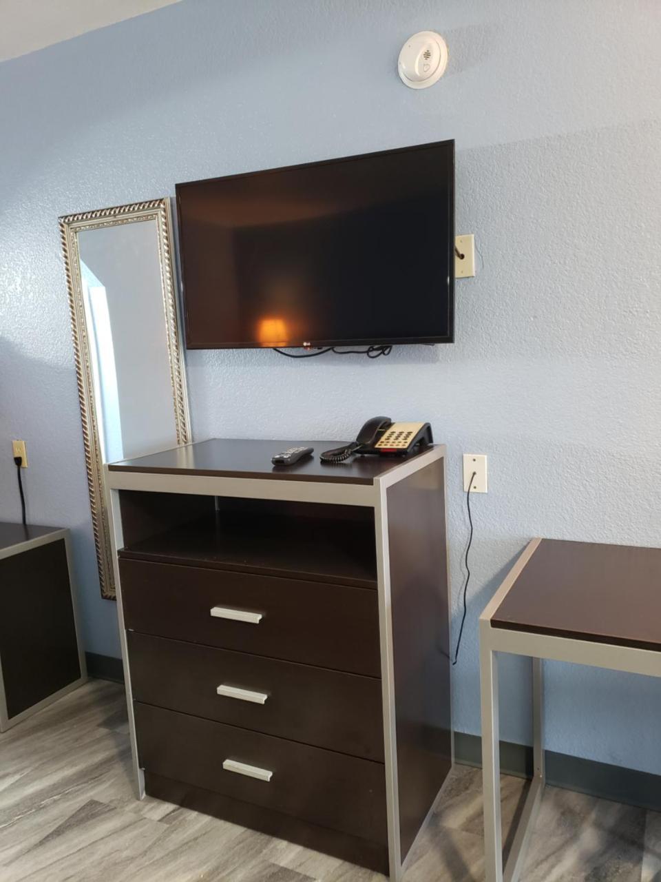 Regency Inn Motel by the Beach - photo 11